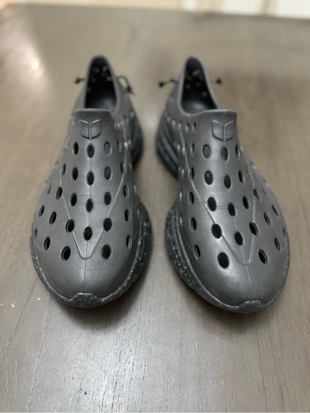 Kane Revive Active Recovery Shoes in the Charcoal Black Speckle colorway.sizeM13